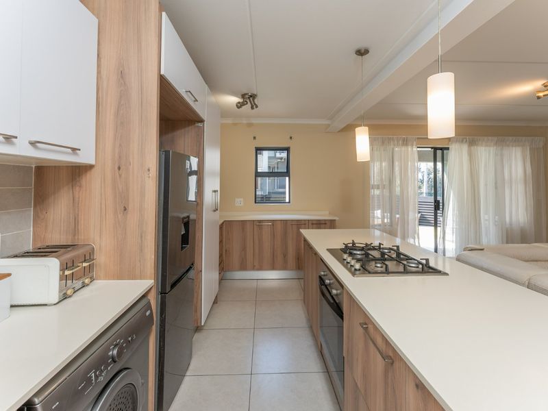 Spacious Family Townhouse with Large Garden in Secure Fish Eagle View - Photo 3