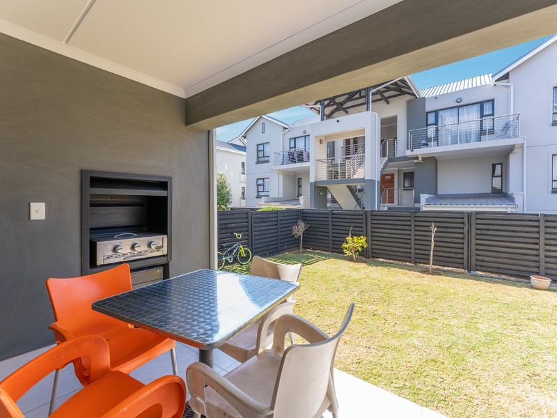 Spacious Family Townhouse with Large Garden in Secure Fish Eagle View - Photo 9