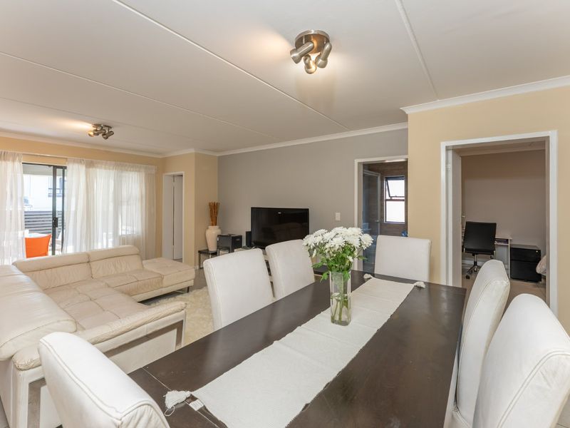 Spacious Family Townhouse with Large Garden in Secure Fish Eagle View - Photo 7