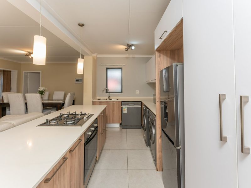 Spacious Family Townhouse with Large Garden in Secure Fish Eagle View - Photo 4