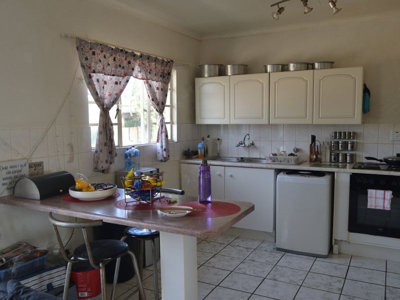 Spacious Apartment in Secure Edenglen - Photo 4