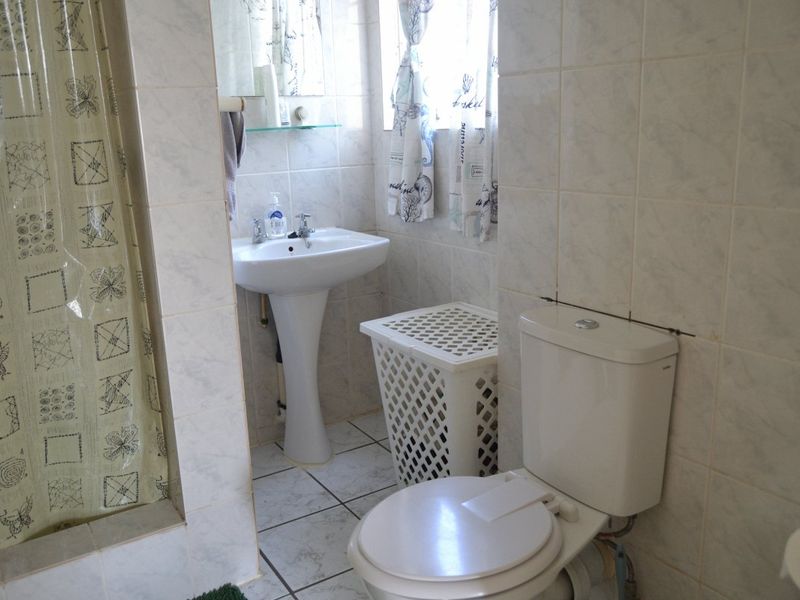 Spacious Apartment in Secure Edenglen - Photo 8