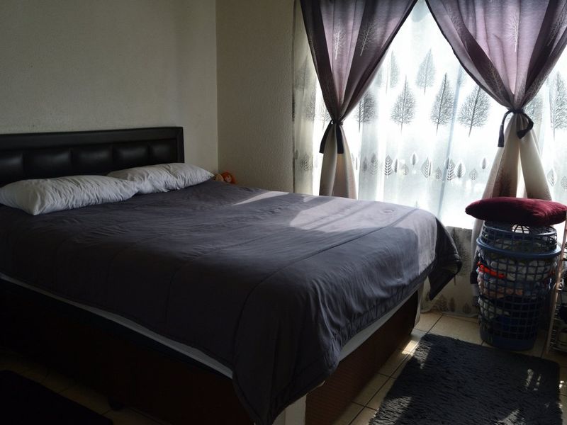 Spacious Apartment in Secure Edenglen - Photo 6