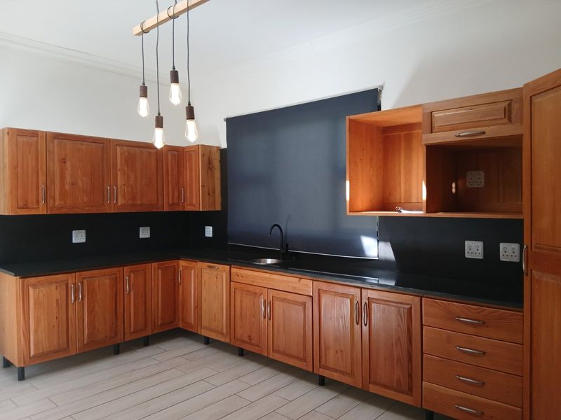 North facing 3 bed 3 en-suite bathrooms-2x Cottages-Solar-Water tank  - Photo 8