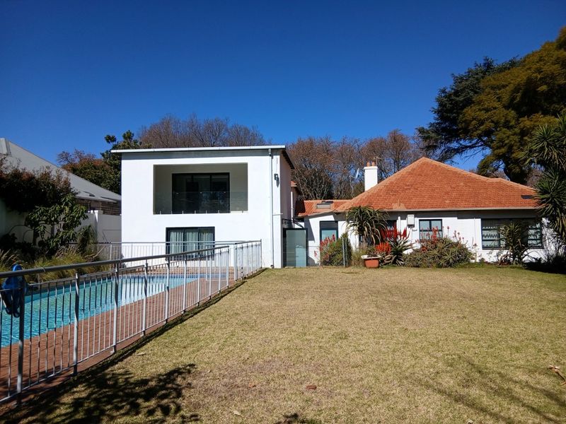 North facing 3 bed 3 en-suite bathrooms-2x Cottages-Solar-Water tank  - Photo 1