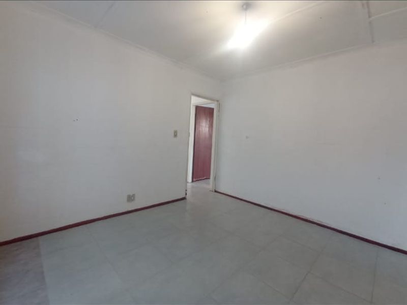 To Rent R8000/month -neat 2-bedroom house in Rocklands - Photo 2