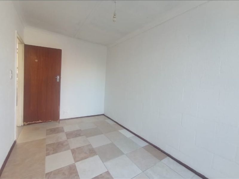 To Rent R8000/month -neat 2-bedroom house in Rocklands - Photo 4