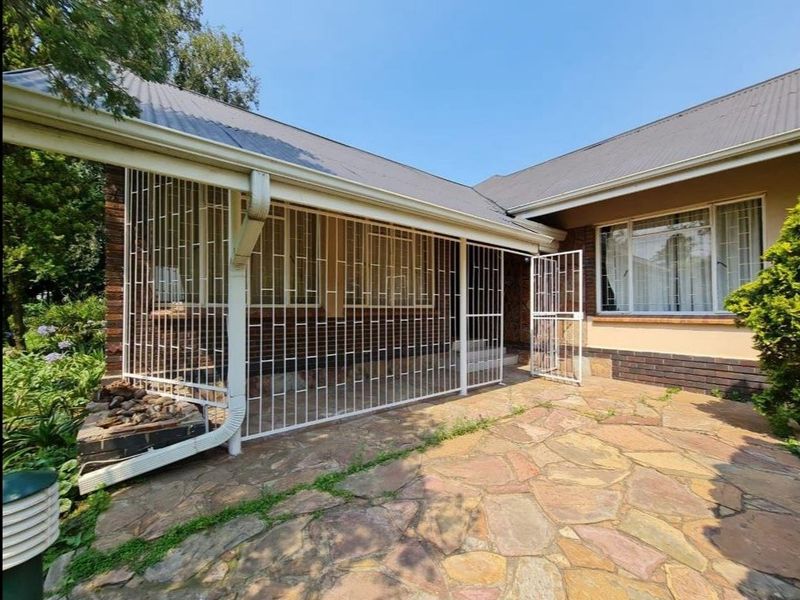 Stunning 5-Bedroom Family Home with Heated Pool - Photo 2