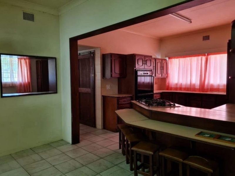Stunning 5-Bedroom Family Home with Heated Pool - Photo 10