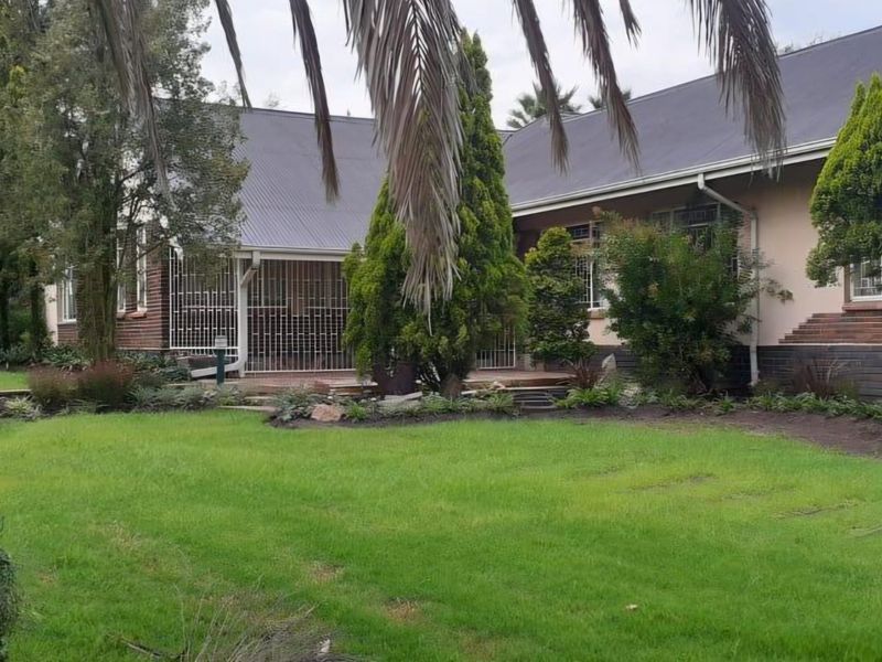 Stunning 5-Bedroom Family Home with Heated Pool - Photo 1