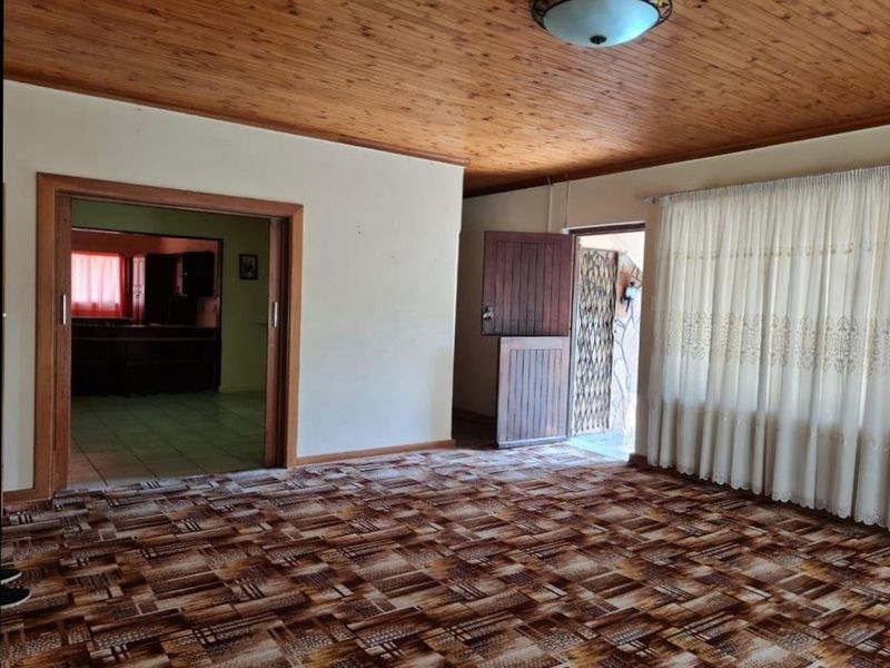 Stunning 5-Bedroom Family Home with Heated Pool - Photo 4