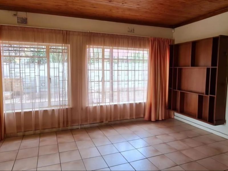 Stunning 5-Bedroom Family Home with Heated Pool - Photo 5