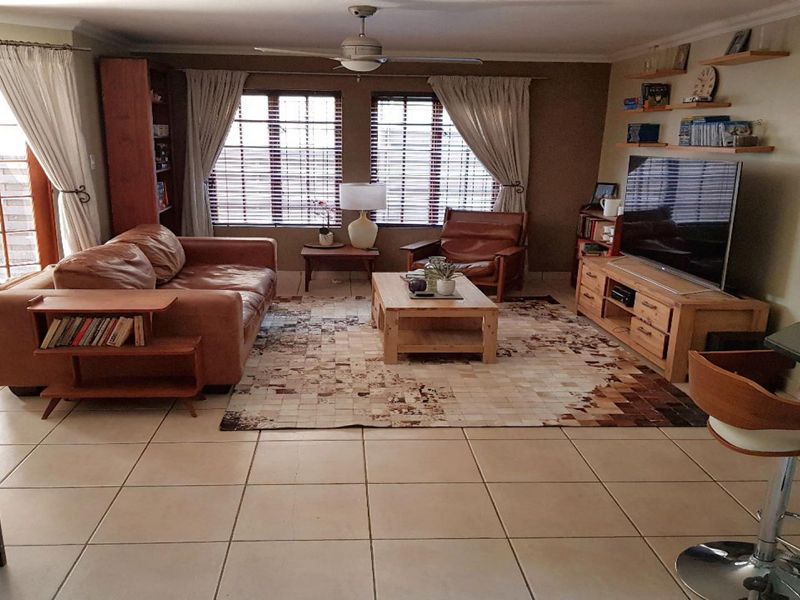 3 bedroom, 2 bathroom townhouse for sale in Equestria  - Photo 2