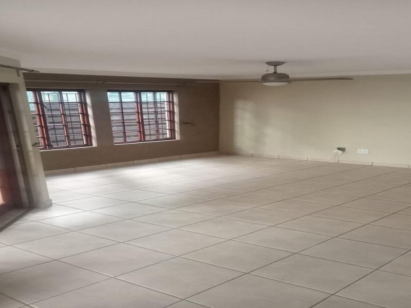 3 bedroom, 2 bathroom townhouse for sale in Equestria  - Photo 4