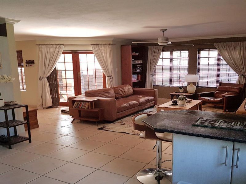 3 bedroom, 2 bathroom townhouse for sale in Equestria  - Photo 3