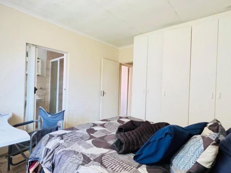 THREE BEDROOMS AND TWO BATHROOMS - Photo 10
