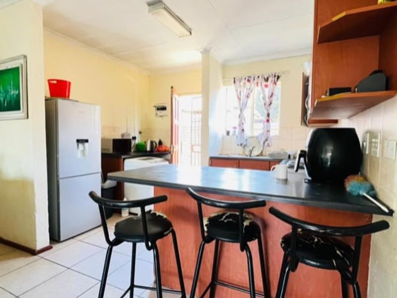 THREE BEDROOMS AND TWO BATHROOMS - Photo 6