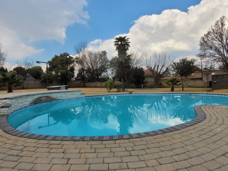 Spacious home with flatlet, pool & borehole in Three Rivers East - Photo 7