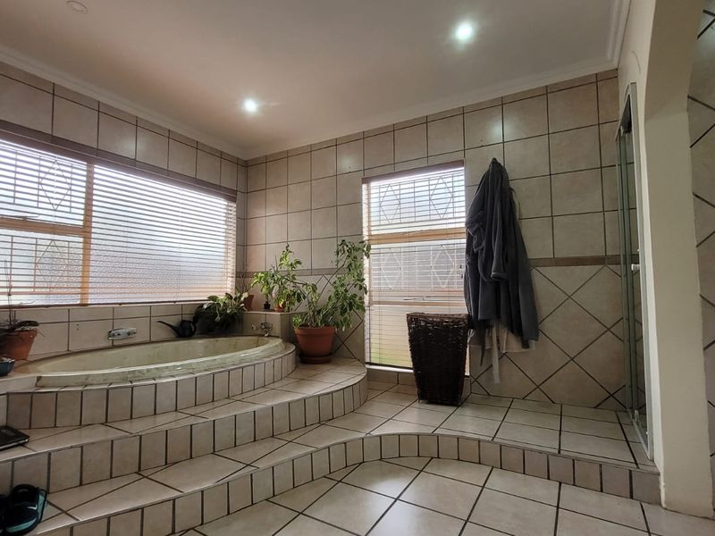 Spacious home with flatlet, pool & borehole in Three Rivers East - Photo 3
