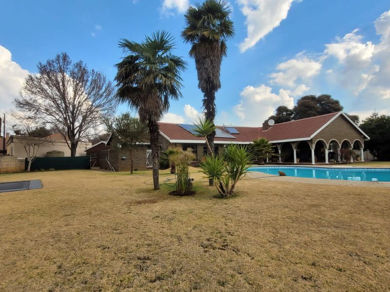 Spacious home with flatlet, pool & borehole in Three Rivers East - Photo 2