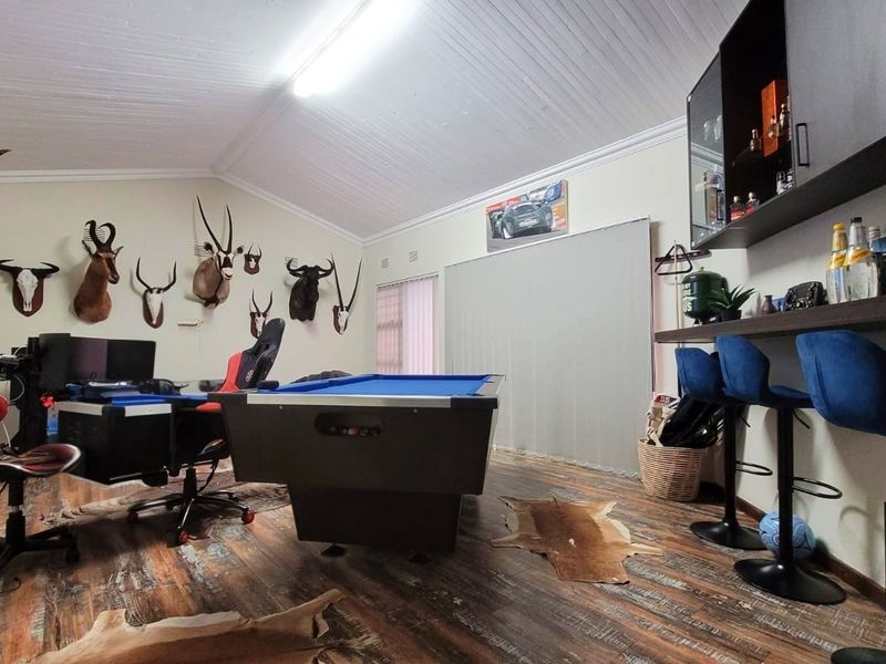 Spacious home with flatlet, pool & borehole in Three Rivers East - Photo 5