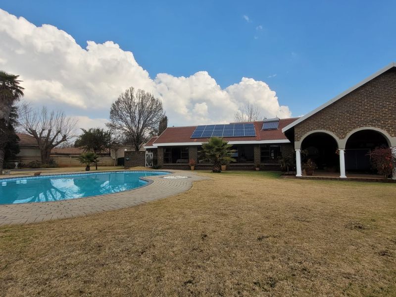 Spacious home with flatlet, pool & borehole in Three Rivers East - Photo 9