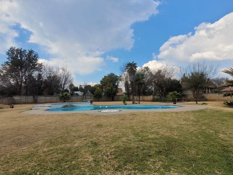 Spacious home with flatlet, pool & borehole in Three Rivers East - Photo 10