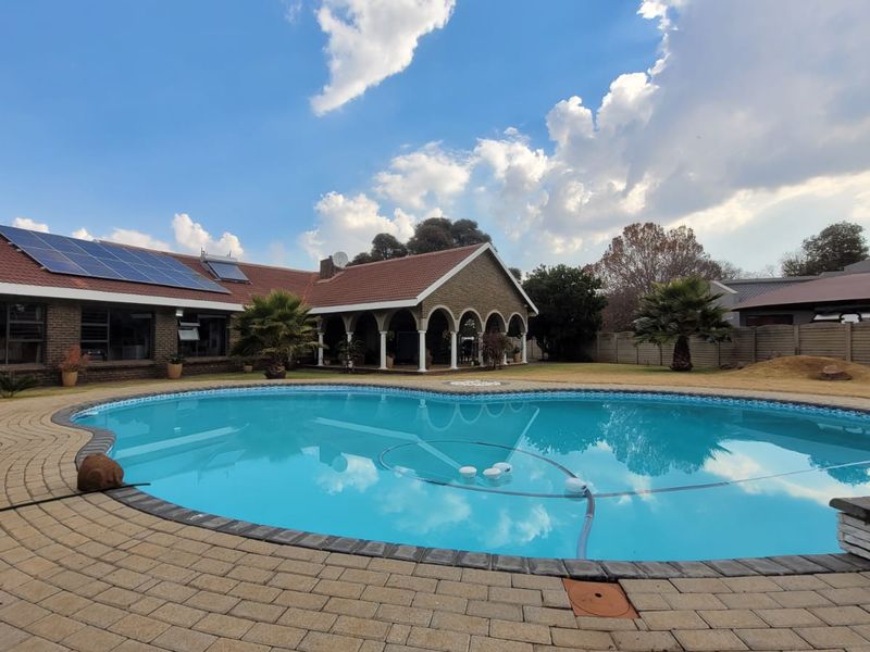 Spacious home with flatlet, pool & borehole in Three Rivers East - Photo 8