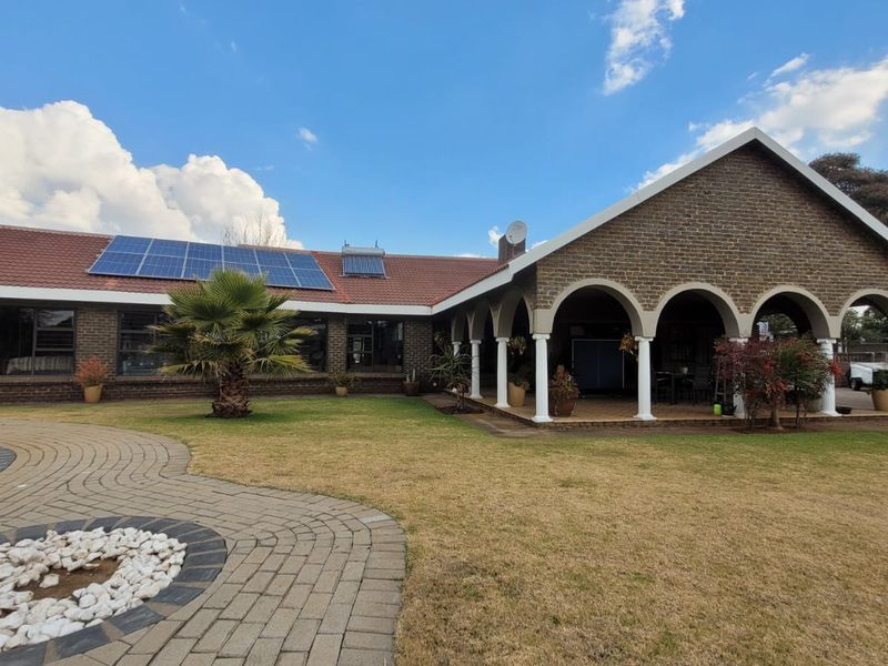 Spacious home with flatlet, pool & borehole in Three Rivers East - Photo 6