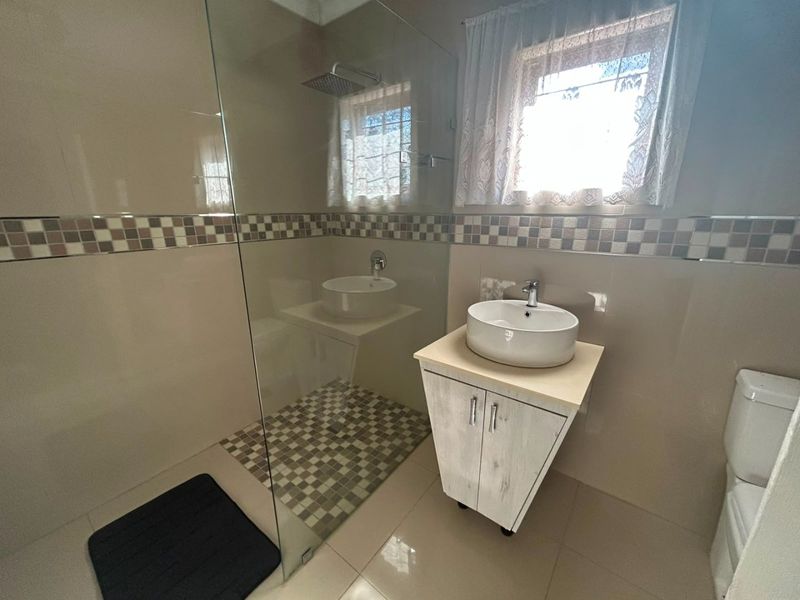 Exceptional 5-Bedroom Home with Two Flatlets – Prime Investment Opportunity in Glenmore - Photo 9