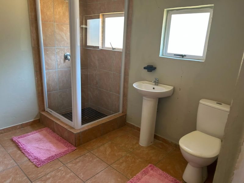 Exceptional 5-Bedroom Home with Two Flatlets – Prime Investment Opportunity in Glenmore - Photo 8