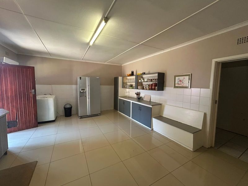 Exceptional 5-Bedroom Home with Two Flatlets – Prime Investment Opportunity in Glenmore - Photo 4