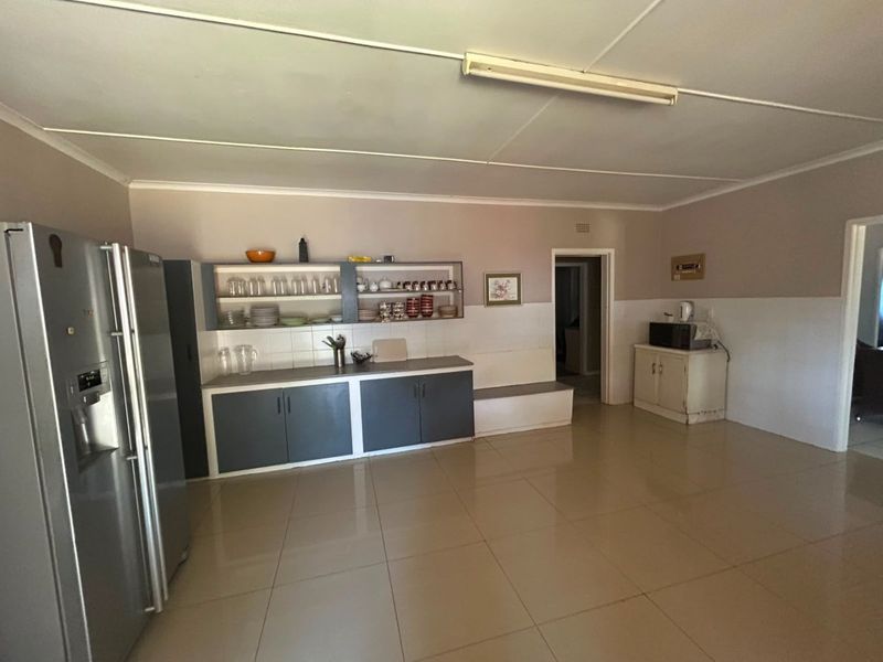 Exceptional 5-Bedroom Home with Two Flatlets – Prime Investment Opportunity in Glenmore - Photo 3