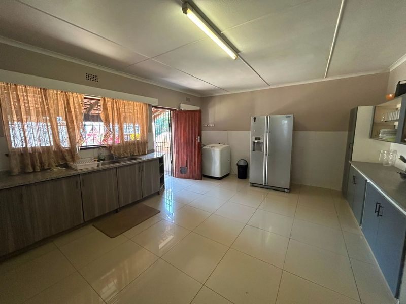 Exceptional 5-Bedroom Home with Two Flatlets – Prime Investment Opportunity in Glenmore - Photo 2