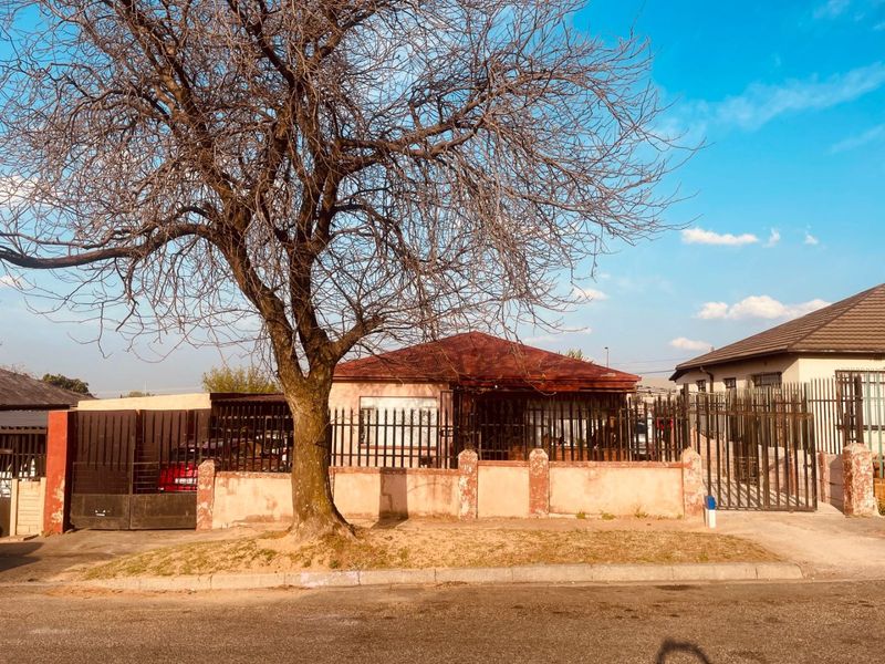 Income-Generating Investment Property – Earning R22,000 per Month - Photo 1