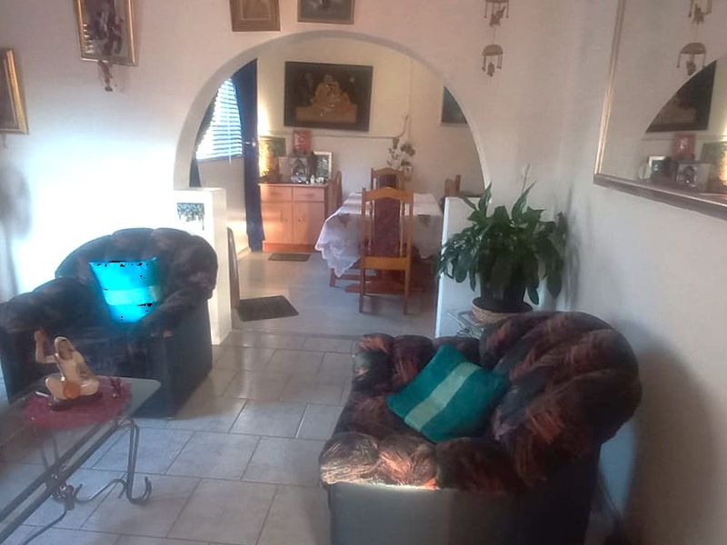 Cozy 3 Bedroom Home including a Flatlet – Lenasia Ext. 5 - Photo 3