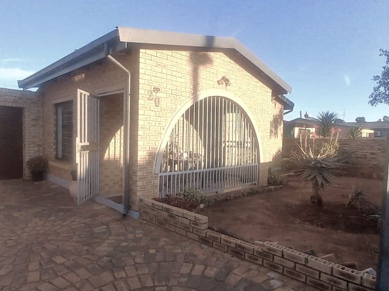 Cozy 3 Bedroom Home including a Flatlet – Lenasia Ext. 5 - Photo 5