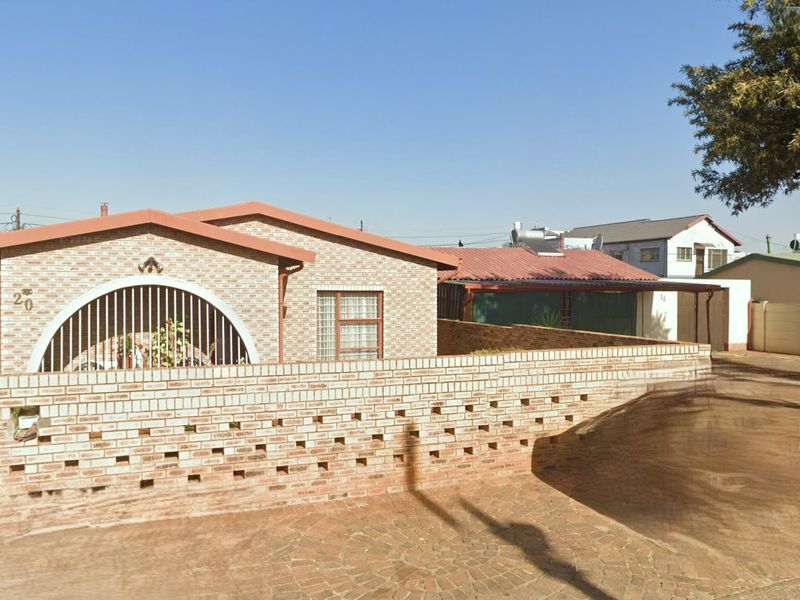 Cozy 3 Bedroom Home including a Flatlet – Lenasia Ext. 5 - Photo 2
