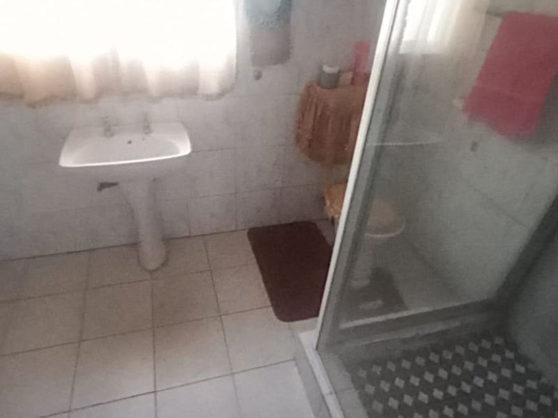 Cozy 3 Bedroom Home including a Flatlet – Lenasia Ext. 5 - Photo 10