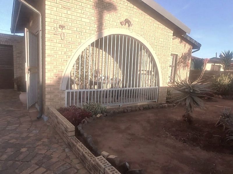 Cozy 3 Bedroom Home including a Flatlet – Lenasia Ext. 5 - Photo 9