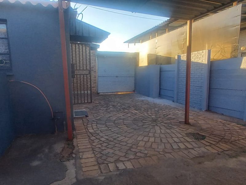 Cozy 3 Bedroom Home including a Flatlet – Lenasia Ext. 5 - Photo 8