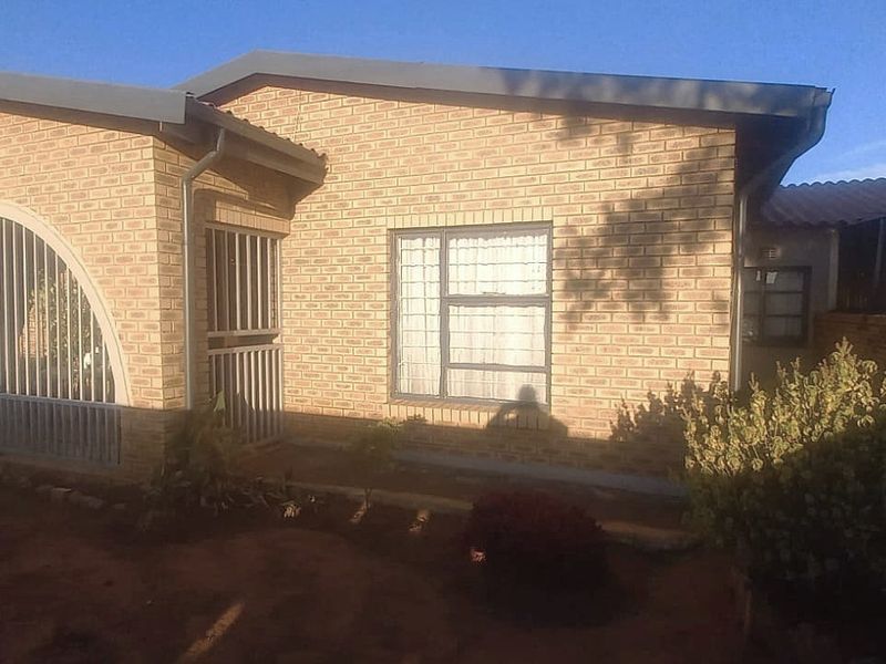 Cozy 3 Bedroom Home including a Flatlet – Lenasia Ext. 5 - Photo 1
