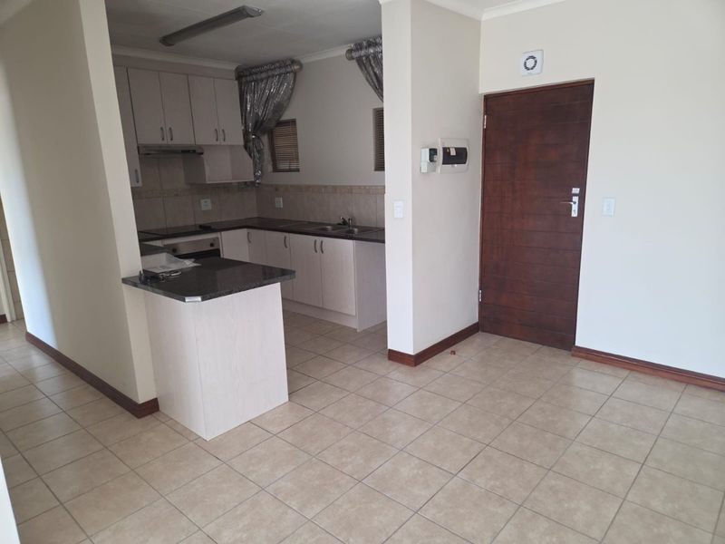 SPACIOUS 2 BEDROOM APARTMENT IN A SOUGHT-AFTER ESTATE FOR OVER 50s - Photo 3