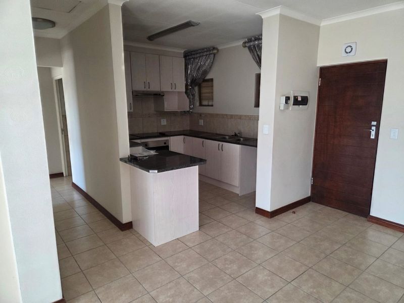 SPACIOUS 2 BEDROOM APARTMENT IN A SOUGHT-AFTER ESTATE FOR OVER 50s - Photo 4