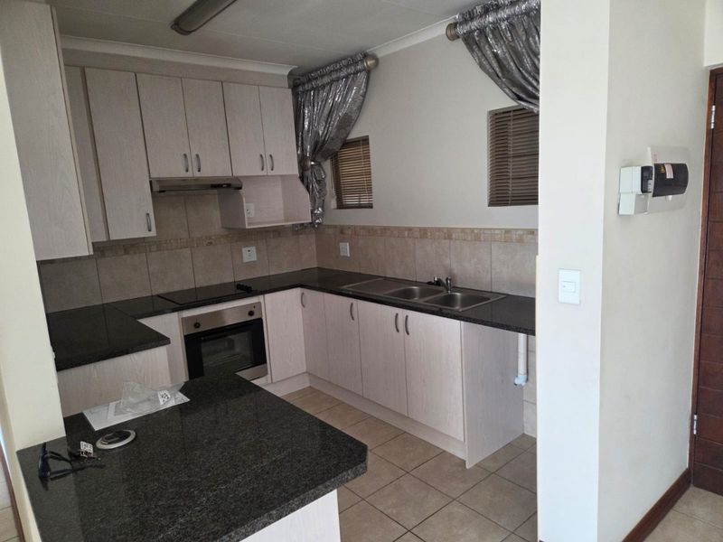 SPACIOUS 2 BEDROOM APARTMENT IN A SOUGHT-AFTER ESTATE FOR OVER 50s - Photo 5