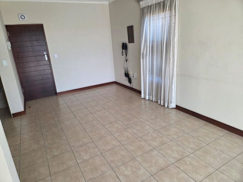 SPACIOUS 2 BEDROOM APARTMENT IN A SOUGHT-AFTER ESTATE FOR OVER 50s - Photo 7