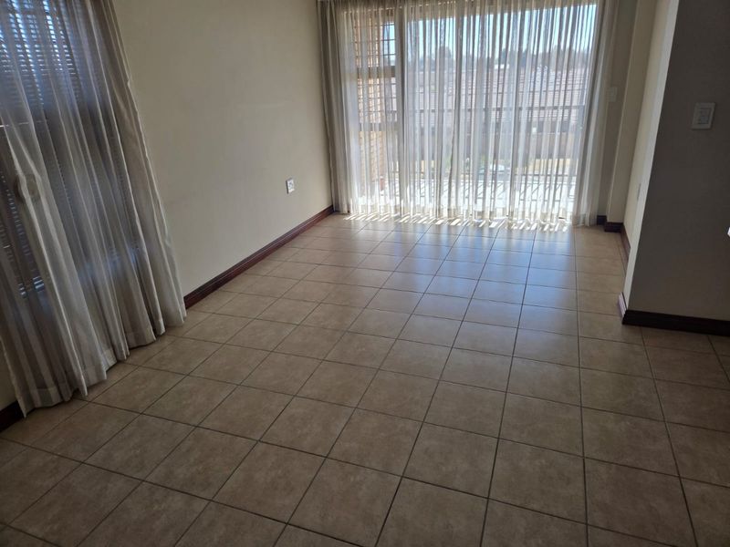 SPACIOUS 2 BEDROOM APARTMENT IN A SOUGHT-AFTER ESTATE FOR OVER 50s - Photo 8