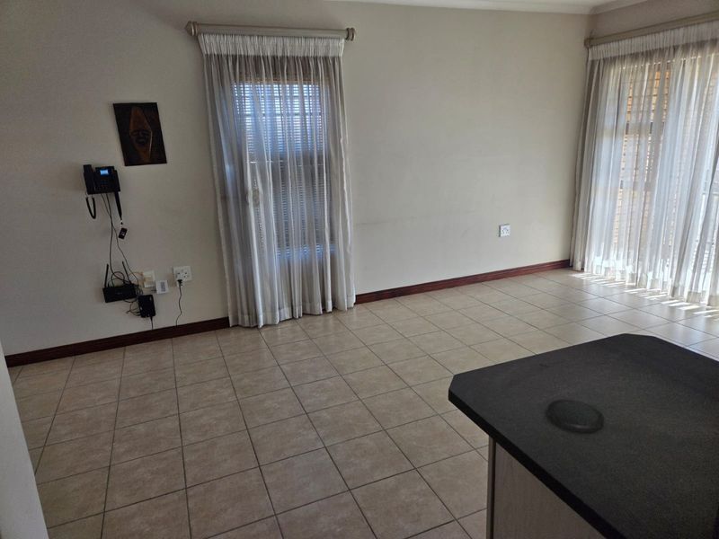 SPACIOUS 2 BEDROOM APARTMENT IN A SOUGHT-AFTER ESTATE FOR OVER 50s - Photo 6