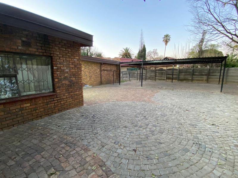 5 Bedroom house for sale - Photo 3
