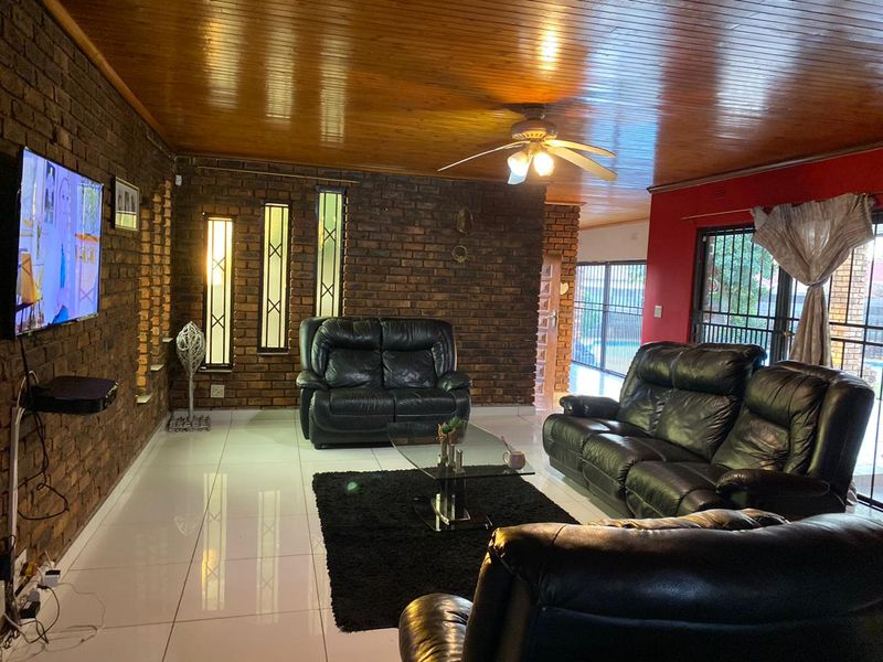 5 Bedroom house for sale - Photo 10